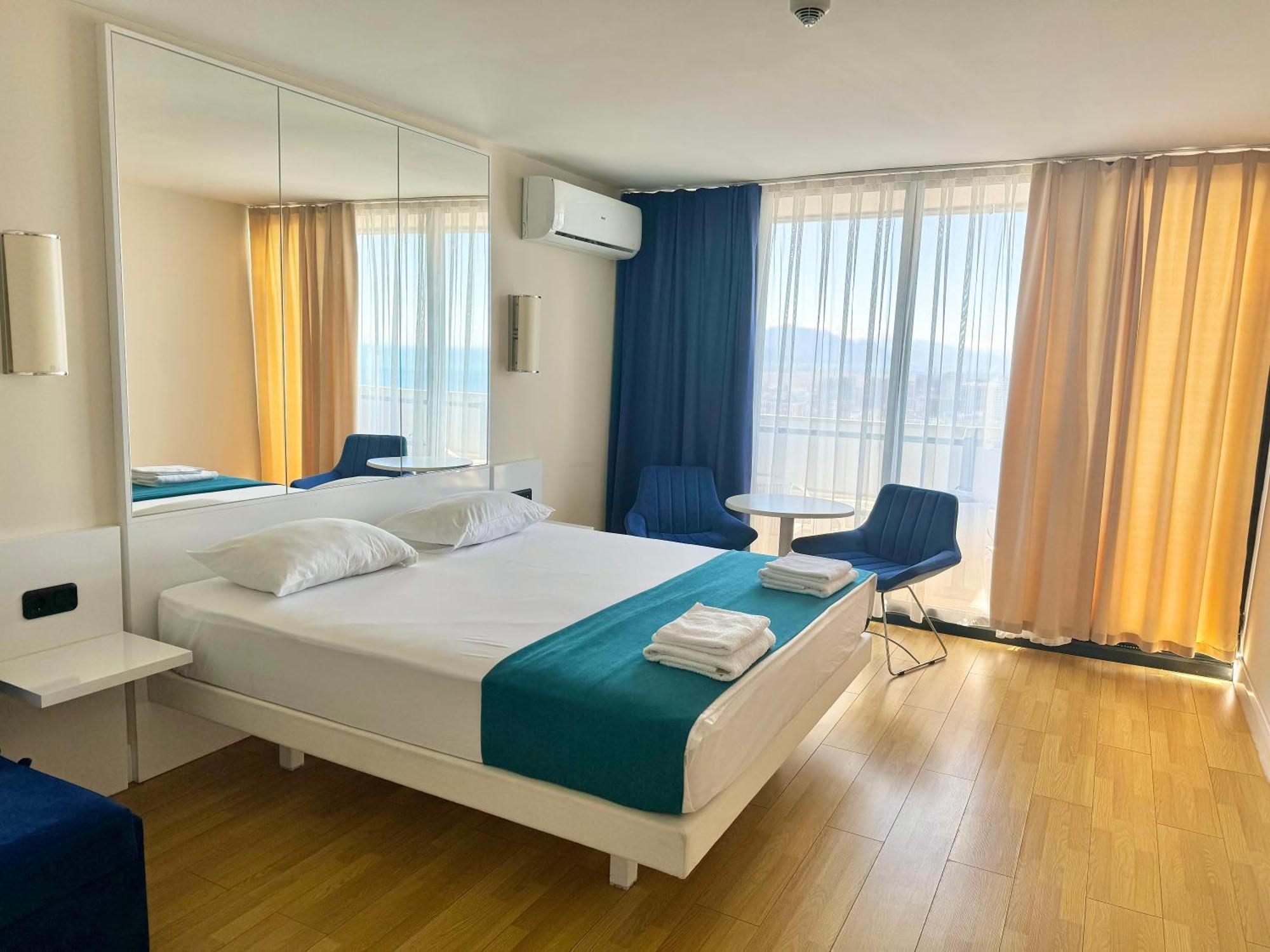 Lux Apartaments Батуми Экстерьер фото