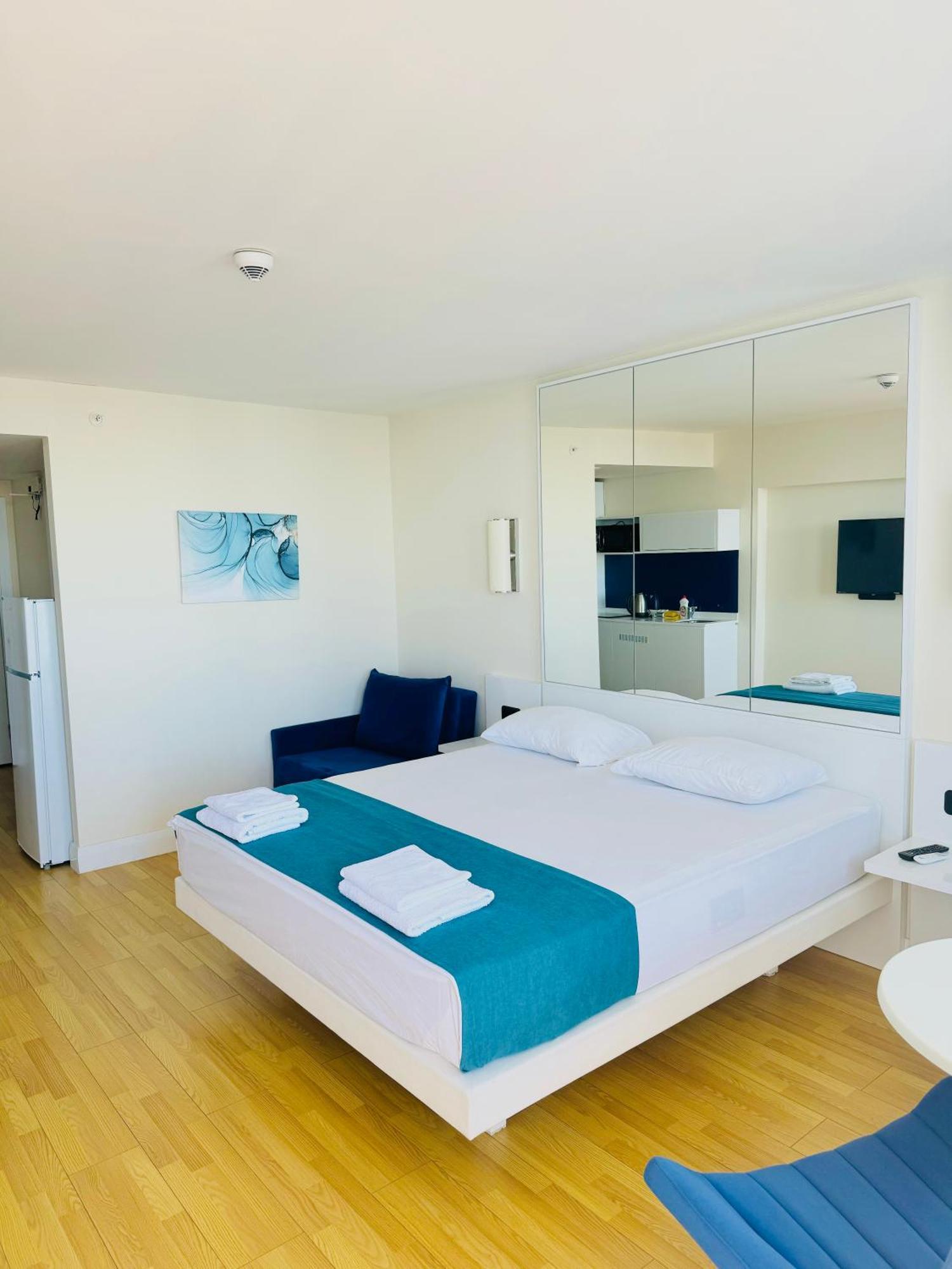 Lux Apartaments Батуми Экстерьер фото